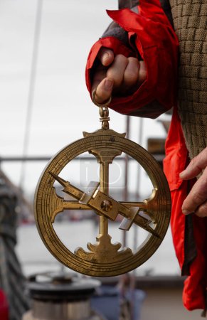 Bronze-Replik eines portugiesischen Astrolabiums aus dem 15. Jahrhundert. Maritimes Navigationsinstrument. Astronomisches Instrument