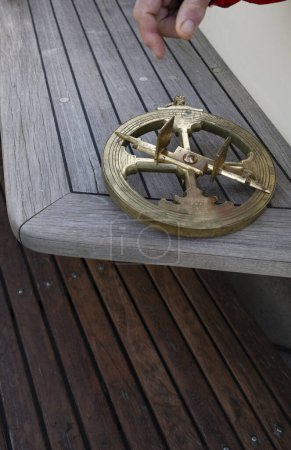 Réplica de bronce de un astrolabio portugués del siglo XV. Instrumento de navegación marítima. Instrumento astronómico