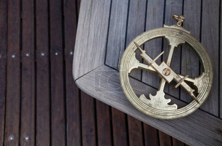 Réplica de bronce de un astrolabio portugués del siglo XV. Instrumento de navegación marítima. Instrumento astronómico
