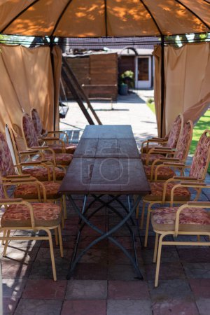Foto de Gazebo calle con mesas y sillas en el medio outsid - Imagen libre de derechos
