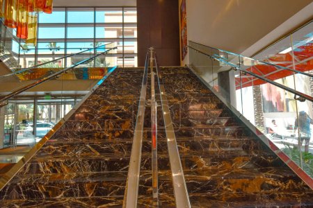 Foto de Escalera interior de mármol de lujo - Imagen libre de derechos
