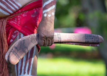 Téléchargez les photos : Culture aborigène australienne, les mains humaines tiennent des boomerangs, le rite rituel lors de l'événement communautaire, symbole de la culture et des traditions autochtones - en image libre de droit