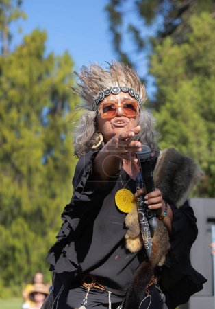 Téléchargez les photos : Australie-Méridionale, Australie 12-02-2023 : Kumangka Palti Yarta - Cérémonie d'accueil autochtone, les aînés et les dirigeants de Kaurna offrent le rite du tabagisme autochtone lors d'un événement communautaire à Adélaïde, afin de reconnaître les ancêtres et de respecter la terre - en image libre de droit