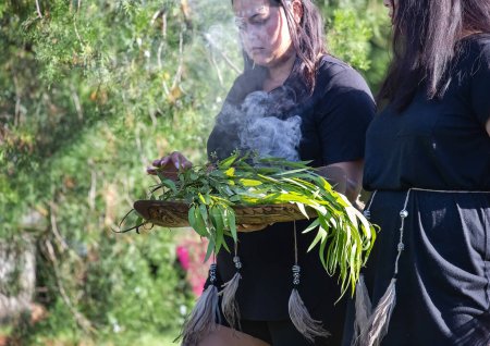 Téléchargez les photos : Australie-Méridionale, Australie 12-02-2023 : Kumangka Palti Yarta - Cérémonie d'accueil autochtone, les aînés et les dirigeants de Kaurna offrent le rite du tabagisme autochtone lors d'un événement communautaire à Adélaïde, afin de reconnaître les ancêtres et de respecter la terre - en image libre de droit