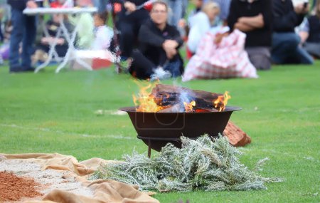 Téléchargez les photos : Feu rituel avec branche verte d'eucalyptus, fumée et feu, rite rituel de fumée lors d'un événement communautaire autochtone en Australie - en image libre de droit