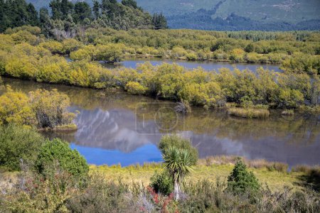 Téléchargez les photos : Reflet des montagnes dans une eau, saison d'automne, région du lac Wakatipu, Nouvelle-Zélande, Île du Sud, beau paysage - en image libre de droit