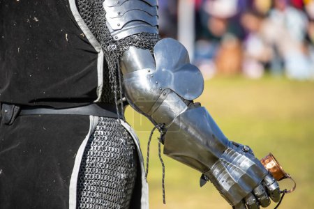 Elementos de armadura medieval de hierro caballero para la batalla, casco, spaulders, pouldrons, brazaletes, guanteletes. Feria medieval. Foto de alta calidad
