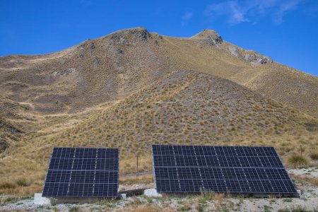 Foto de Los paneles solares están instalados en una ladera junto a la carretera. Energías renovables, problemas medioambientales, tecnologías ecológicas. Foto de alta calidad - Imagen libre de derechos