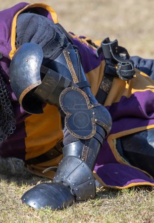 Elementos de armadura medieval de hierro caballero para la batalla, casco, spaulders, pouldrons, brazaletes, guanteletes. Feria medieval. Foto de alta calidad
