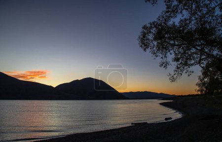 Schöne Seenlandschaft, Berg und Spiegelung, Sonnenuntergangsfarben, Konturen von Bergen, Lake Ohau, Neuseeland, Südinsel. Hochwertiges Foto