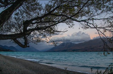 Beau paysage lacustre, montagne et reflet, vue panoramique, lac Ohau, Nouvelle-Zélande, île du Sud. Photo de haute qualité
