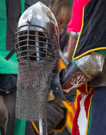 Éléments d'armure médiévale de chevalier de fer pour la bataille, casque, spaulders, pouldrons. Foire médiévale. Photo de haute qualité