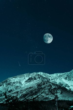 Téléchargez les photos : Montagne avec neige la nuit sous la pleine lune et étoiles avec fond - en image libre de droit