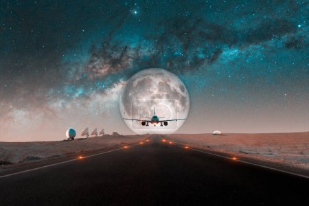 Foto de Composición avión comercial aterrizaje en una pista en medio del desierto contra la luna llena en la noche - Imagen libre de derechos