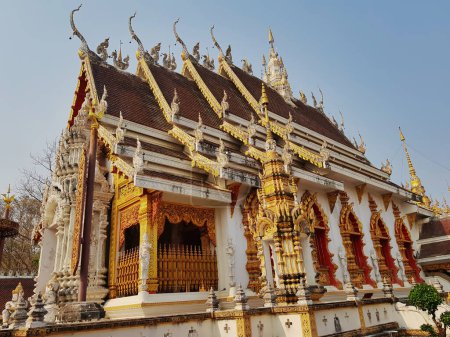 Téléchargez les photos : Le temple bouddhiste Wat Phra That Suthon Mongkhon Khiri à Phrae, dans le nord de la Thaïlande, construit dans un mélange de styles Burmes- et Lanna - en image libre de droit