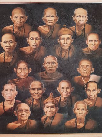Téléchargez les photos : Peinture des portraits de saints moines bouddhistes dans le temple Wat Phra That Suthon Mongkhon Khiri à Phrae, nord de la Thaïlande, par un artiste inconnu - en image libre de droit