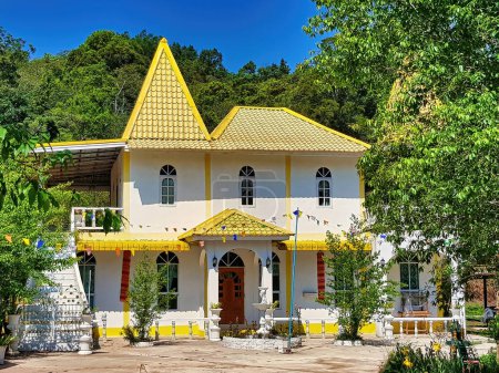 Téléchargez les photos : Villa moderne avec toit jaune à Ban Rong Kla, un village de l'ethnie Hmong, dans les collines boisées de Phu Hin Rong Kla, province de Phitsanulok, Thaïlande. - en image libre de droit