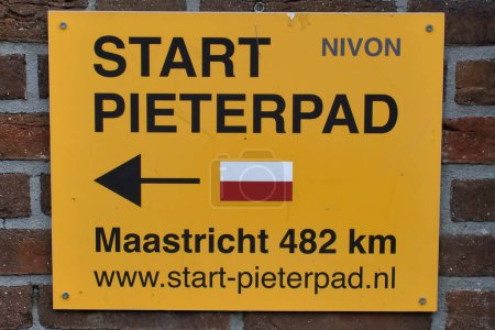 Téléchargez les photos : Panneau indiquant le début du sentier longue distance Pieterpad de Pieterburen, à l'extrême nord, à Maastricht, à l'extrême sud des Pays-Bas - en image libre de droit
