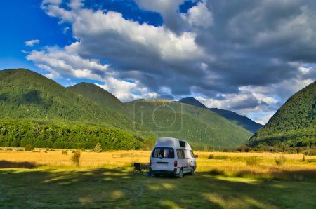 Téléchargez les photos : Un camping-car au terrain de camping Marble Hill à Lewis Pass Scenic Reserve, région de la côte ouest, île du Sud, Nouvelle-Zélande. Soleil bas du soir. - en image libre de droit
