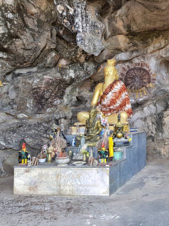 Téléchargez les photos : Autel avec statues et encens dans un temple de grotte bouddhiste à Phetchabun, Thaïlande - en image libre de droit