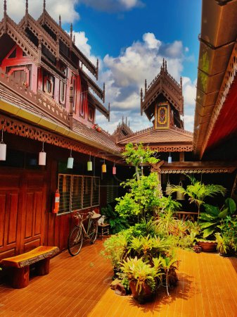 Téléchargez les photos : Cour du temple du Wat Nantaram à Chiang Kham, province de Phayao, Thaïlande, temple en bois de l'ethnie San (Tai Yai) - en image libre de droit