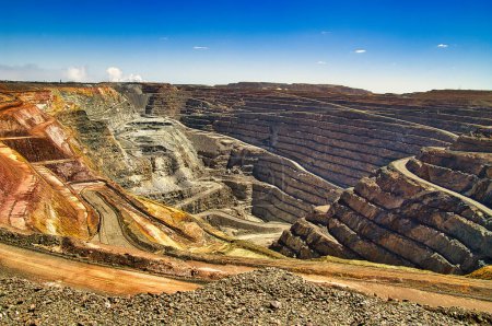 Téléchargez les photos : The Super Pit or Fimiston Open Pit, the largest open pit gold mine of Australia, along the Goldfields Highway in Kalgoorlie, Western Australia - en image libre de droit
