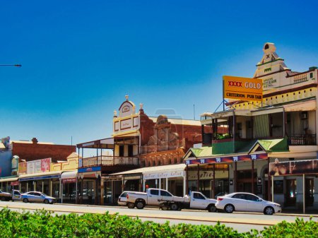 Téléchargez les photos : Cityscape of Hannan Street in the gold mining town of Kalgoorlie, Western Australia, with a.o. the iconic Criterion Hotel - en image libre de droit