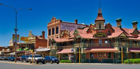Téléchargez les photos : Panorama of Hannan Street in Kalgoorlie, Western Australia, with heritage buildings from around 1900, such as the iconic Exchange Hotel and the building of the Kalgoorlie Miner. - en image libre de droit