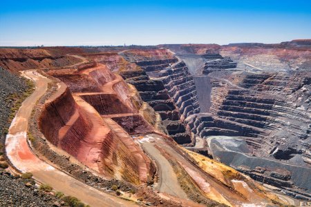 Im Inneren der riesigen Super Pit oder Fimiston Open Pit, der größten Goldmine Australiens im Tagebau. 