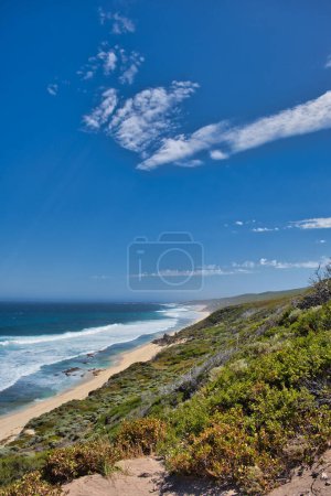 Téléchargez les photos : La côte avec de longues plages et landes le long du cap au cap Walk, du cap Naturaliste au cap Leeuwin, dans la région de Margaret River en Australie occidentale. - en image libre de droit