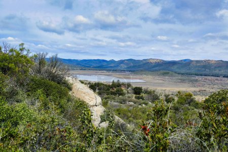 Téléchargez les photos : Vue du lac Morena et du village de Morena presque asséchés depuis le Pacific Crest Trail, comté de San Diego, Californie, États-Unis - en image libre de droit