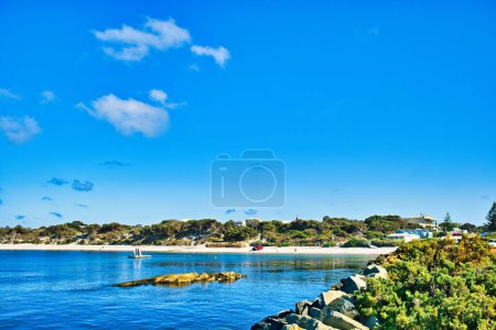 Téléchargez les photos : La plage de Hopetoun, une petite ville isolée sur la côte sud de l'Australie-Occidentale. Dunes, végétation côtière et une petite île. - en image libre de droit