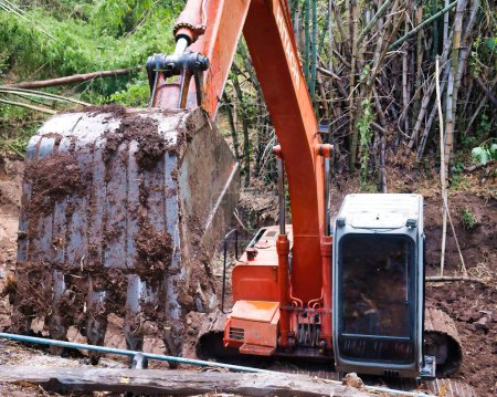 Téléchargez les photos : Seau géant d'arracheur d'excavatrice avec la terre attachée à elle. Excavatrice approfondissant un lit de rivière sec dans la province de Phetchabun, Thaïlande. - en image libre de droit