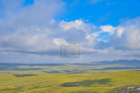 Téléchargez les photos : Paysage vaste, abstrait et vide avec des collines dans des tons verts doux et un ciel nuageux. Parc national de Fitzgerald River, Australie-Occidentale, vu du mont Barren - en image libre de droit