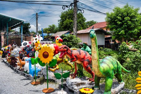 Téléchargez les photos : Statues de dinos et d'autres animaux à utiliser als ornements de maison et de jardin dans une boutique en Thaïlande - en image libre de droit
