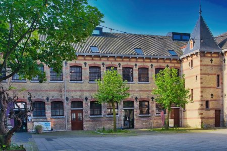 Téléchargez les photos : Bâtiment sur la cour de l'ancienne prison du XIXe siècle dans la ville de Leeuwarden, aux Pays-Bas. Maintenant la maison au restaurant Proefverlof (probation) - en image libre de droit