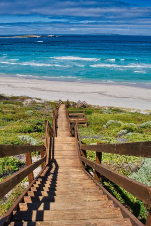 Téléchargez les photos : Très long escalier en bois menant à une plage près d'Esperance, côte sud de l'Australie occidentale - en image libre de droit