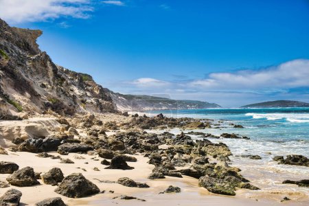 Téléchargez les photos : Plage rocheuse sauvage, préservée et déserte avec de hautes falaises et une île en arrière-plan près d'Esperance, côte sud de l'Australie occidentale - en image libre de droit