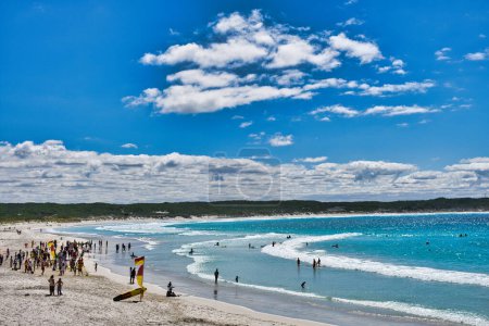 Téléchargez les photos : Les vacanciers sur la plage et dans l'eau sur Twilight Beach près d'Esperance, Australie-Occidentale - en image libre de droit