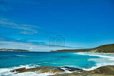 Téléchargez les photos : Côte rocheuse avec eaux claires et bleu azur et îles au loin près d'Espérance, côte sud de l'Australie-Occidentale - en image libre de droit