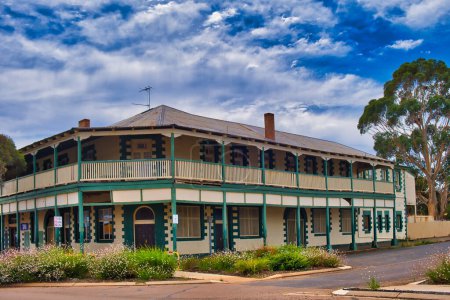 Téléchargez les photos : The vintage Norseman Hotel dans l'arrière-pays de Norseman, Australie-Occidentale. - en image libre de droit