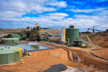 Téléchargez les photos : La mine d'or Central Norseman à Norseman, en Australie-Occidentale, avec réservoirs CIL, tampon épaississant les résidus, bâtiments industriels et machines lourdes. - en image libre de droit