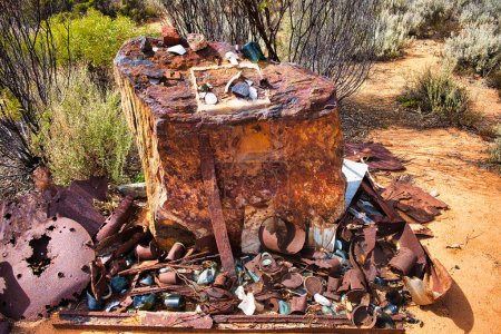 Téléchargez les photos : Mémorial curieux, avec des boîtes rouillées et des bouteilles cassées, de la ville abandonnée de Bromus près de Norseman, en Australie occidentale - en image libre de droit