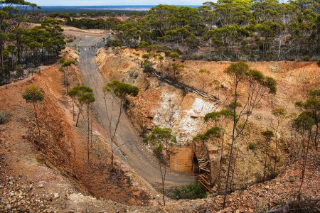 Téléchargez les photos : Le déclin abrupt de Bullen menant à l'entrée de la mine d'or Central Norseman à Norseman, dans le comté de Dundas, dans l'arrière-pays de l'Australie occidentale - en image libre de droit