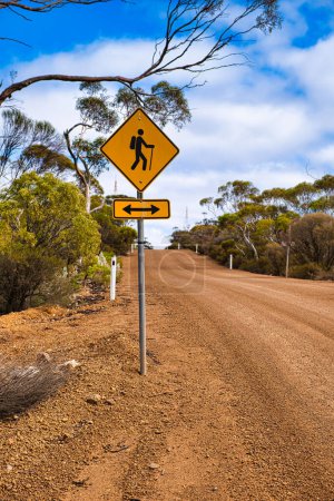 Téléchargez les photos : Panneau d'avertissement le long d'une route de gravier dans l'arrière-pays australien : sentier de randonnée traverse la route. - en image libre de droit