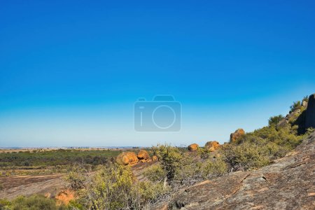 Téléchargez les photos : Rochers et rochers érodés avec végétation rabougrie dans la réserve naturelle Sandford Rocks, un affleurement de granit près de Westonia, Australie-Occidentale. - en image libre de droit