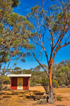 Téléchargez les photos : Petit bâtiment de toilettes sur un terrain de camping isolé dans l'arrière-pays australien. Boondy Rock, Goldfields Woodlands National Park, Australie occidentale - en image libre de droit