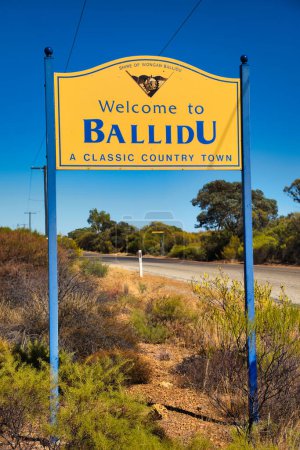 Téléchargez les photos : Signe sur la route : bienvenue dans la ville de Ballidu, une ville de campagne classique, au cœur de la ceinture de blé peu peuplée d'Australie occidentale - en image libre de droit