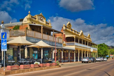 Téléchargez les photos : Deux bâtiments patrimoniaux, le magasin Unwins (1899) et le Freemasons Hotel (1861), sur Stirling Terrace dans la ville de Toodyay en Australie occidentale, dans la ceinture de blé. - en image libre de droit