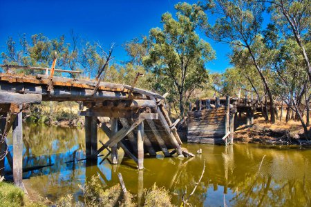 Téléchargez les photos : Le vieux pont en bois de Pumphrey s'est effondré au-dessus de la rivière Hotham, shire of Wandering, dans la ceinture de blé d'Australie occidentale - en image libre de droit